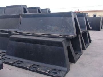 China Arch Type Marine Rubber Fenders UHMW - PE Face Pads For Ships Protection supplier