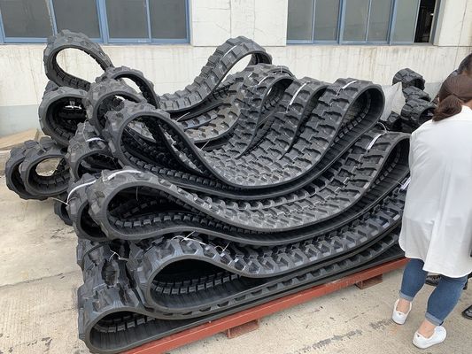 China Excavator Paver Crawler Rubber Tracks Bolt On Wide Ground Adaptability supplier